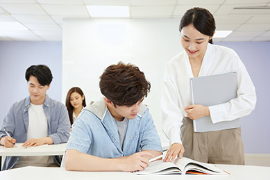 實(shí)力老師講課，課后答疑解惑，輔導(dǎo)員監(jiān)督輔導(dǎo)雙管齊下。