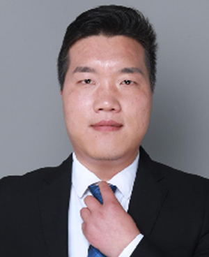 李震