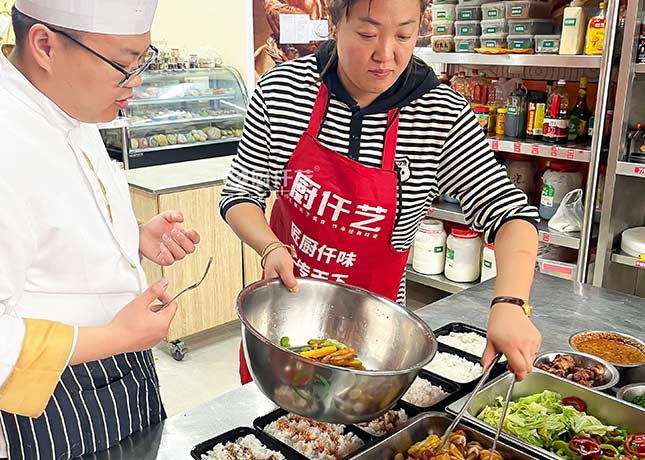 干鍋燜飯實(shí)操現(xiàn)場(chǎng)1